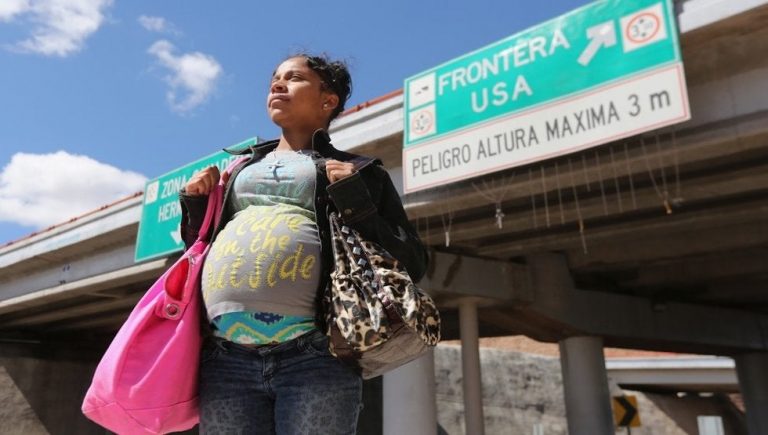 Inhabilitan a ginecólogo acusado de realizar esterilizaciones forzadas a inmigrantes