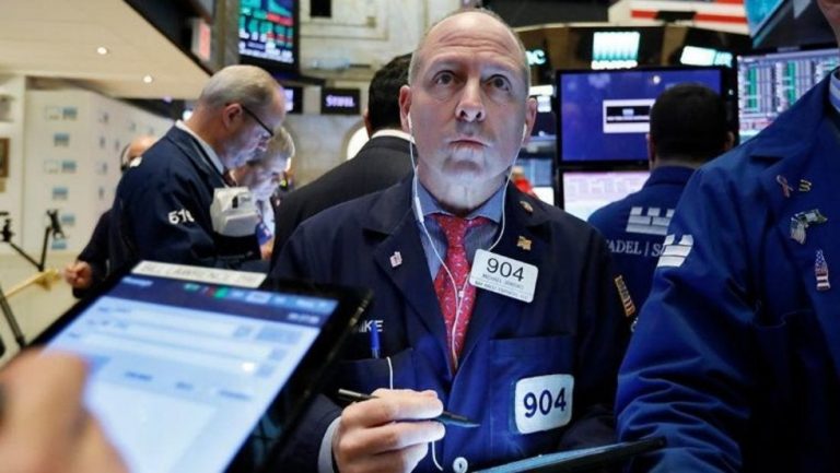 Wall Street cae arrastrado por acciones tecnológicas; Tesla 14.7%