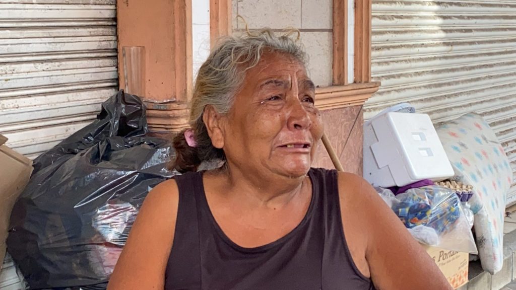 Policía municipal desalojan a indigente del Zócalo de Veracruz.