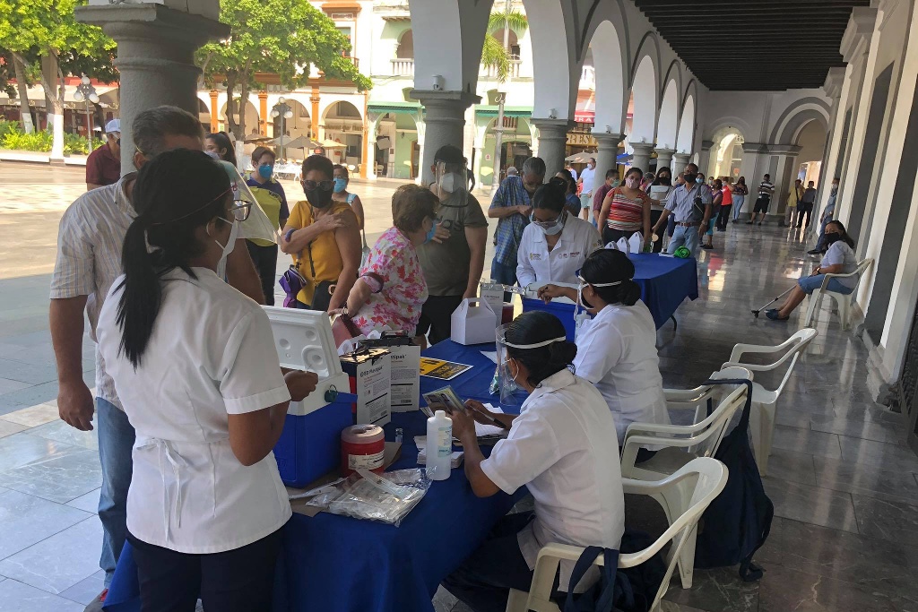 Aplican 400 vacunas por día en módulo de vacunación del zócalo