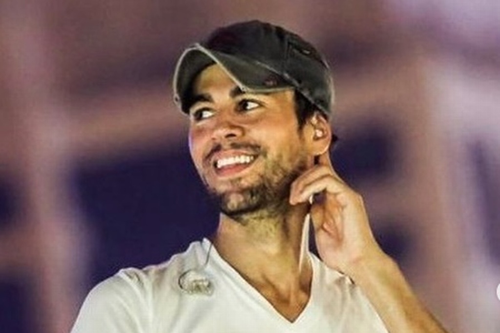 Tunden a Enrique Iglesias por posar en el excusado con su Latin Billboard