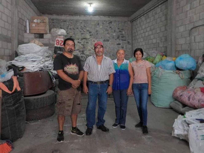 Recicla bolsas de plástico con una llanta y un tambo de aceite