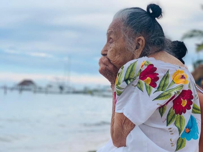 A sus 97 años conoció el mar; mira su hermosa reacción