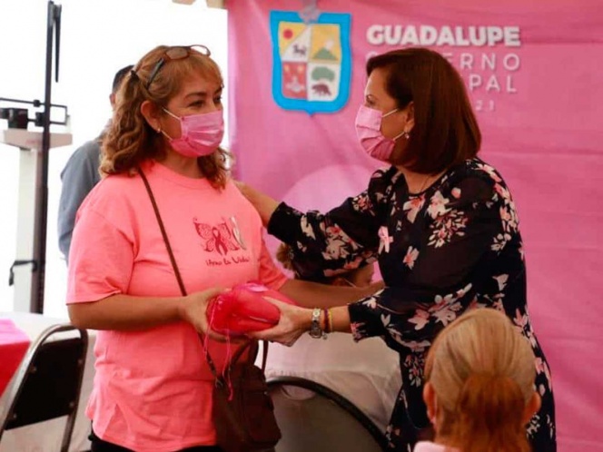 Donan 30 pares de prótesis a víctimas de cáncer de mama