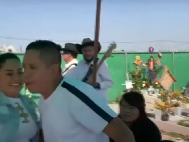 Hacen baile en panteón antes que lo cierren por Día de Muertos