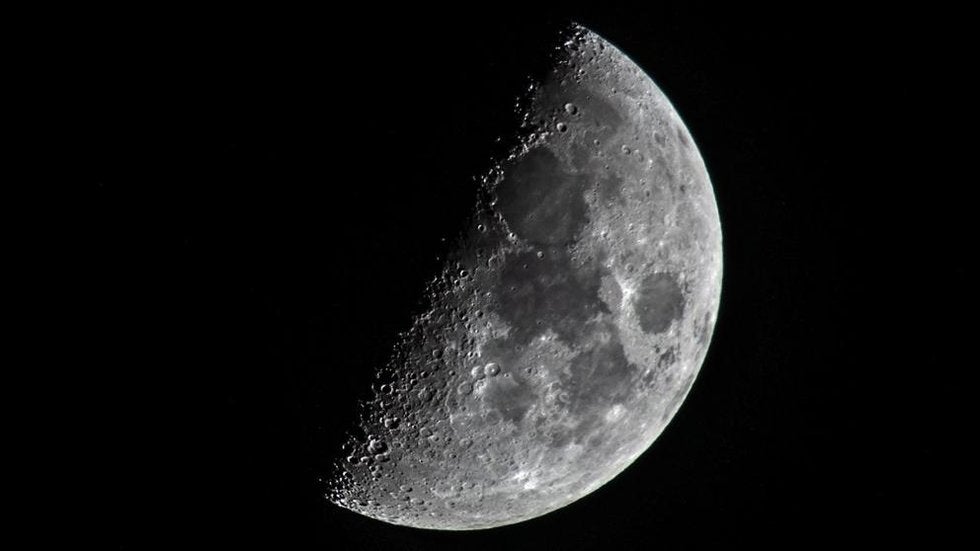 NASA confirma la existencia de agua en la Luna