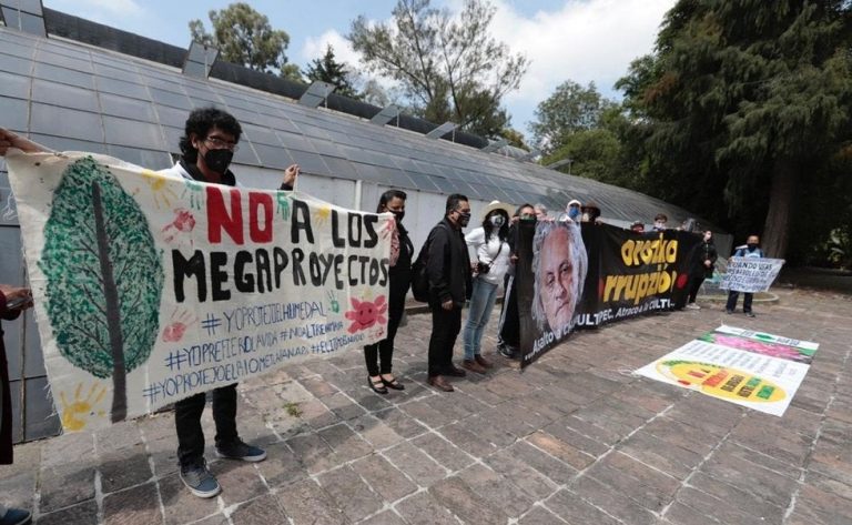 Cadena humana en defensa del orquideario de Chapultepec