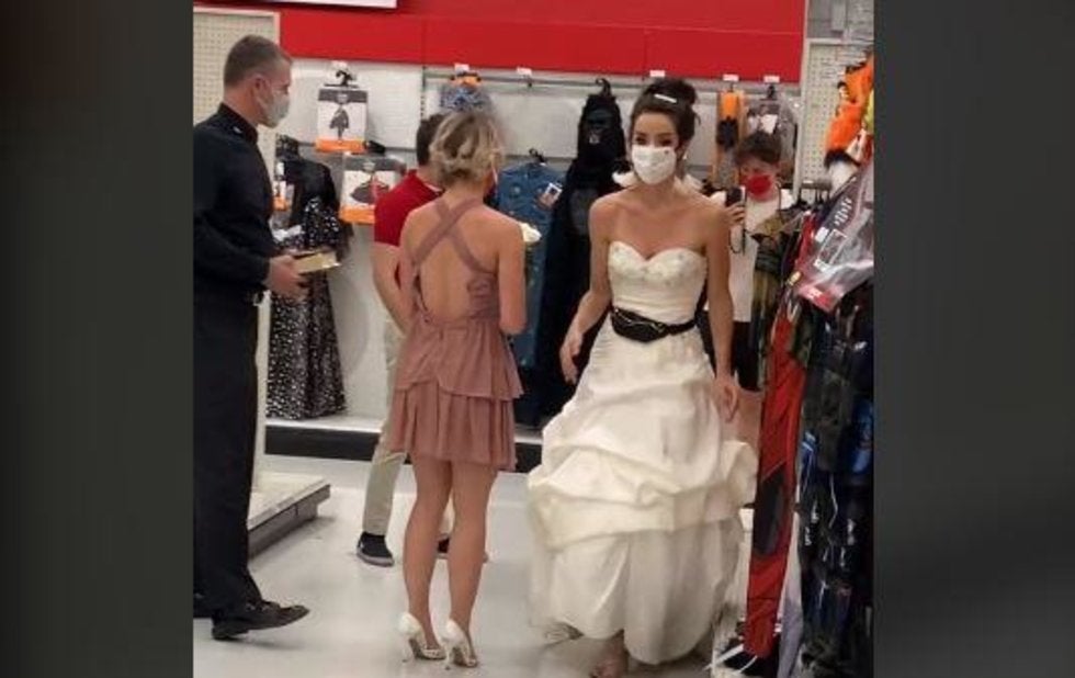 Vestida de novia da ultimátum a su novio en su trabajo