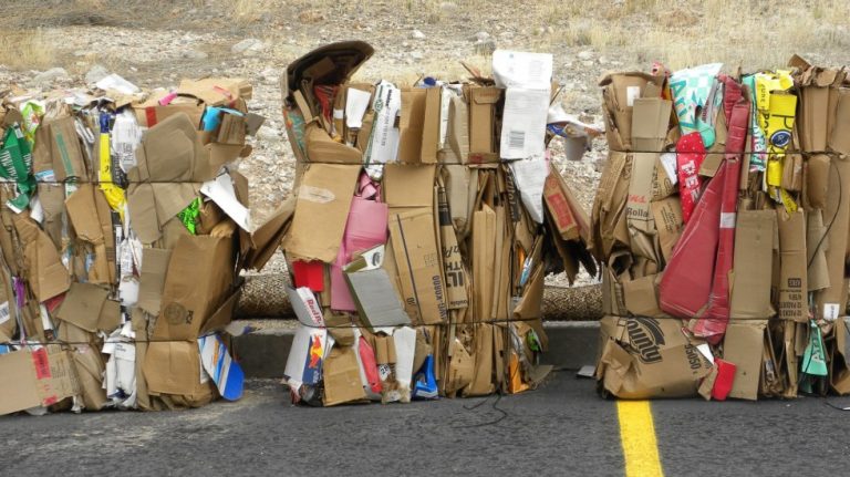 Reciclar el papel solo beneficia al clima si se hace con energías