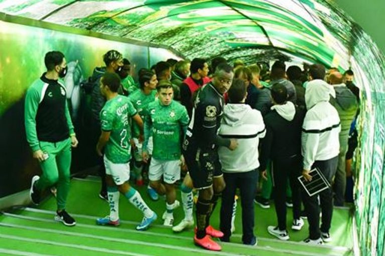 A los empujones en el túnel termina el León vs Santos