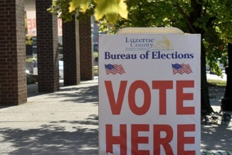 Abren los primeros colegios electorales en Estados Unidos