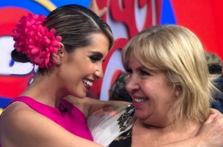 Así lleva Andrea Escalona junto a ella las cenizas de su madre