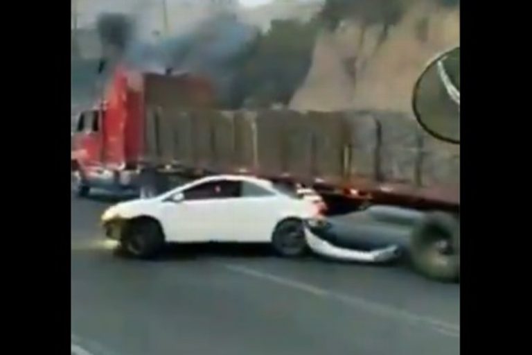 Así arrastró tráiler a auto en carretera México-Querétaro