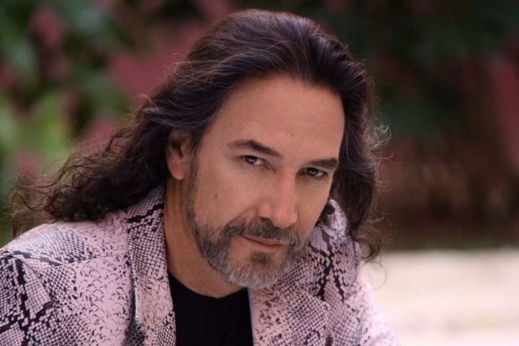 "El Buki" da catedra de cómo ligar en redes y se vuelve tendencia