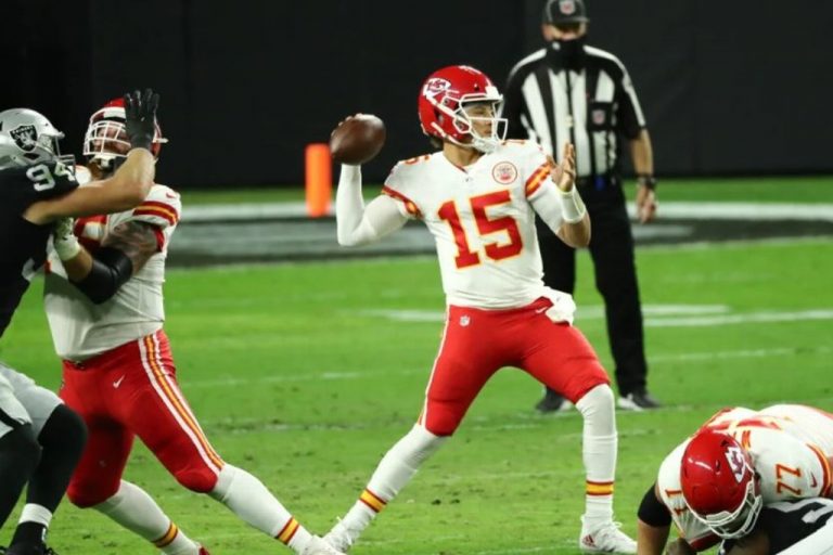 Kansas City reacciona en los últimos momentos para vencer a Raiders