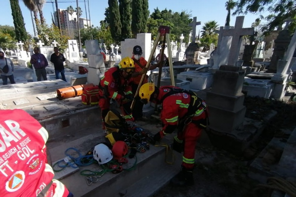 Muere al caer a cripta durante funeral de su esposa