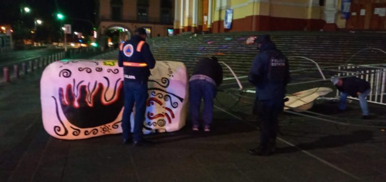 Viento dejó 8 árboles y la catrina de Plaza Lerdo, derrumbados en Xalapa