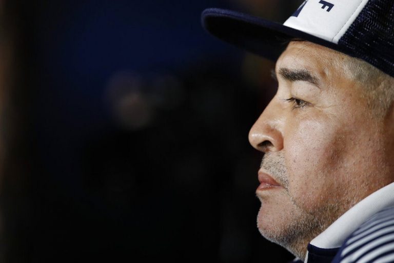 Maradona fue operado con éxito y se recupera favorablemente