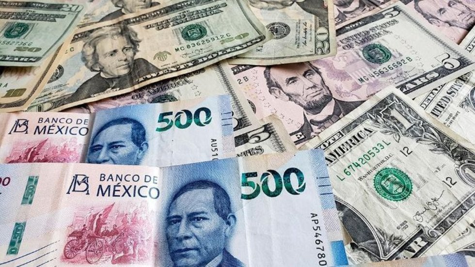 El peso 'sonríe' y continúa por debajo de las 21 unidades por dólar