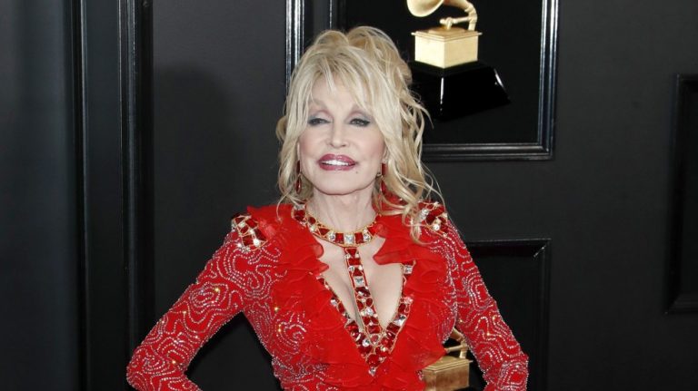 Dolly Parton financió vacuna contra COVID-19 de Moderna