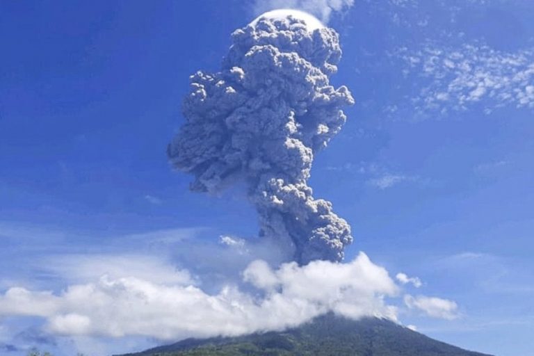 Aterradora erupción del volcán Lewotolok de Indonesia