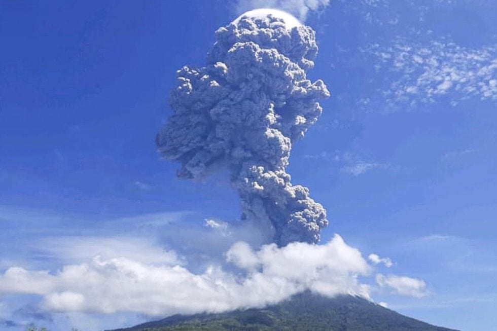 Aterradora erupción del volcán Lewotolok de Indonesia