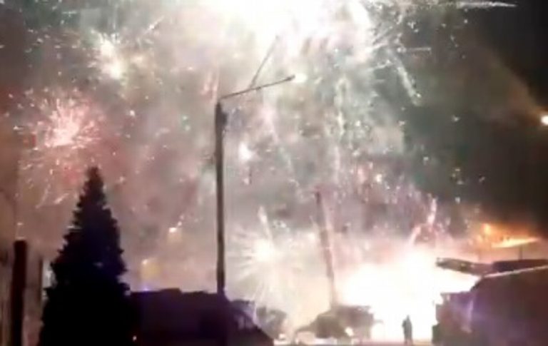 Inesperado show de pirotecnia por incendio en tienda de fuegos artificiales