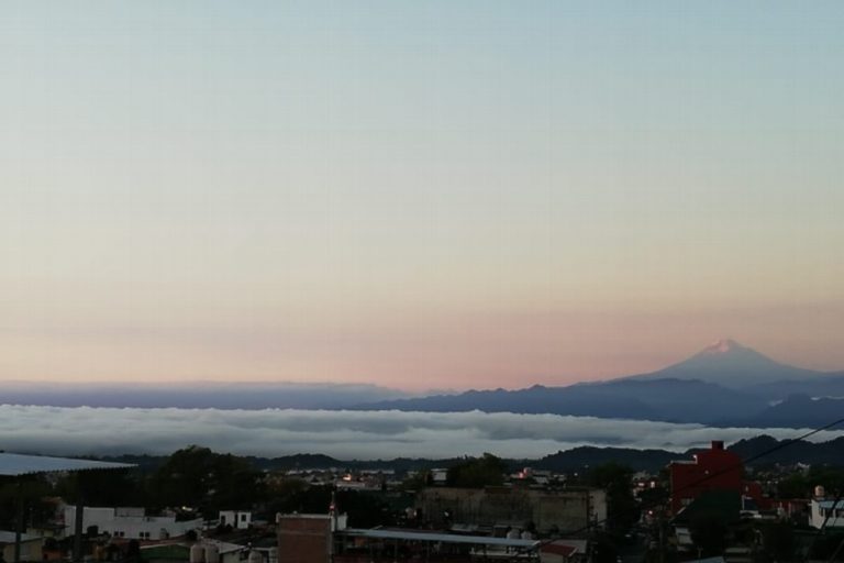 Amanece con banco de niebla el majestuoso Pico de Orizaba