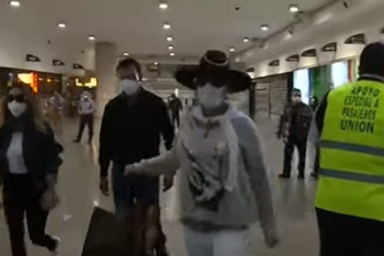 Alejandra Guzmán “súper buena onda” y “relajada” en aeropuerto