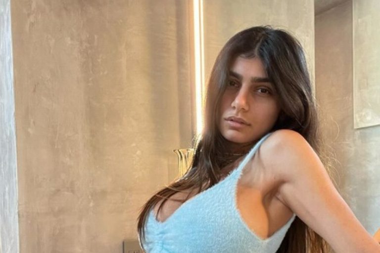 Mia Khalifa recoge heces de su perro con su cubrebocas y se lo pone