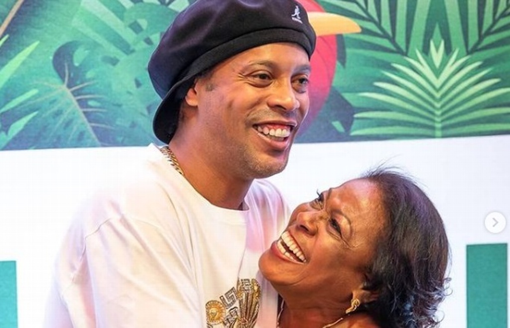 Pide Ronaldinho oraciones por su madre hospitalizada por COVID-19