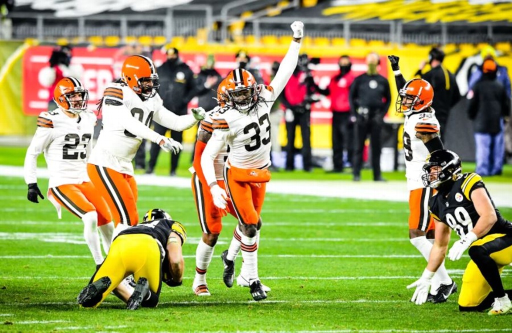 NFL: Browns exhibe a Steelers y avanza en la postemporada