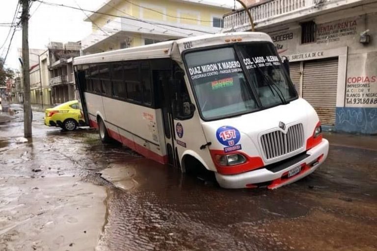 Cae camión a socavón en centro de Veracruz; llevaba pasajeros