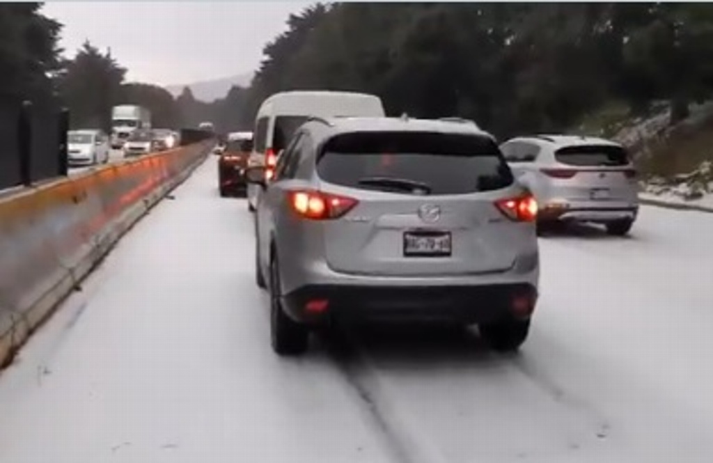 Fuerte granizada cubre de hielo kilómetros de autopista