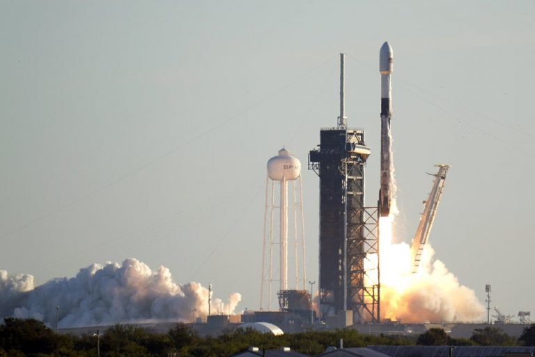 Lanza SpaceX récord de satélites por cohete