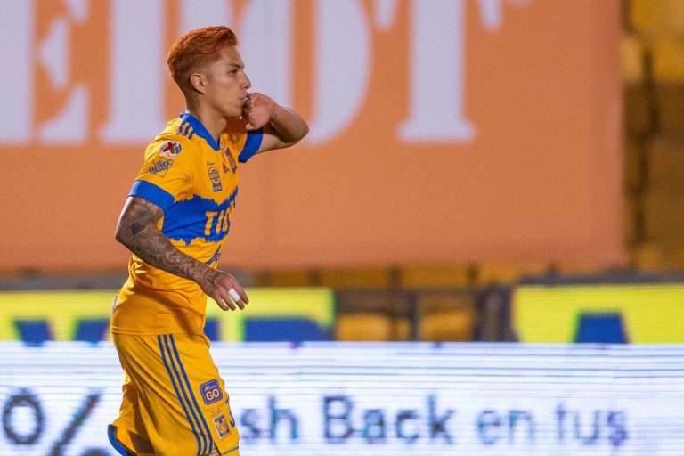 Carlos Salcedo podría estar jugando sus últimos partidos con Tigres