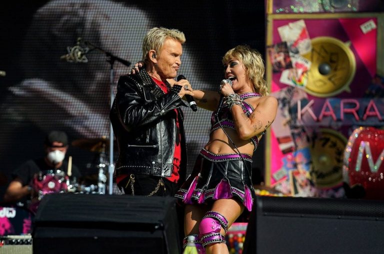 Miley Cyrus rockea con Billy Idol y Joan Jett en el concierto previo al Super Bowl LV