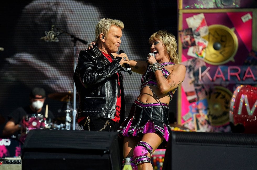 Miley Cyrus rockea con Billy Idol y Joan Jett en el concierto previo al Super Bowl LV