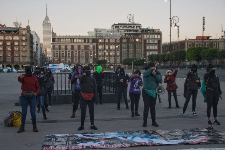 Feministas protestan en el Zócalo de CDMX para frenar a Félix Salgado