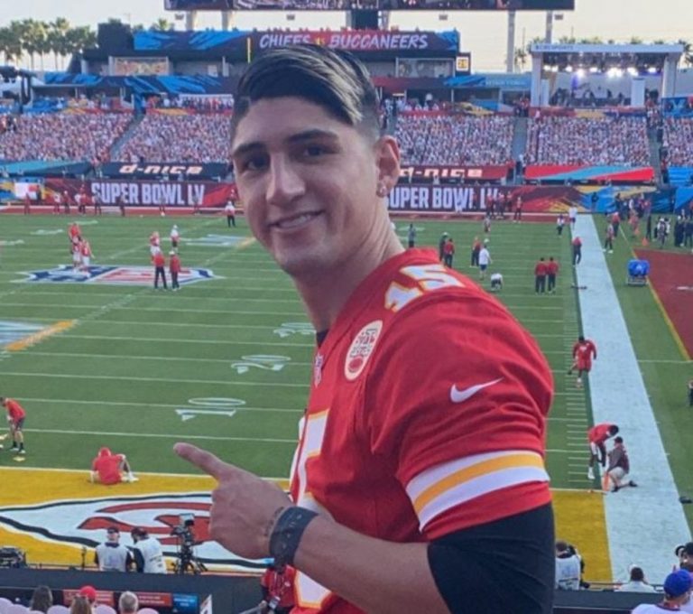 Alan Pulido está en primera fila disfrutando el Super Bowl