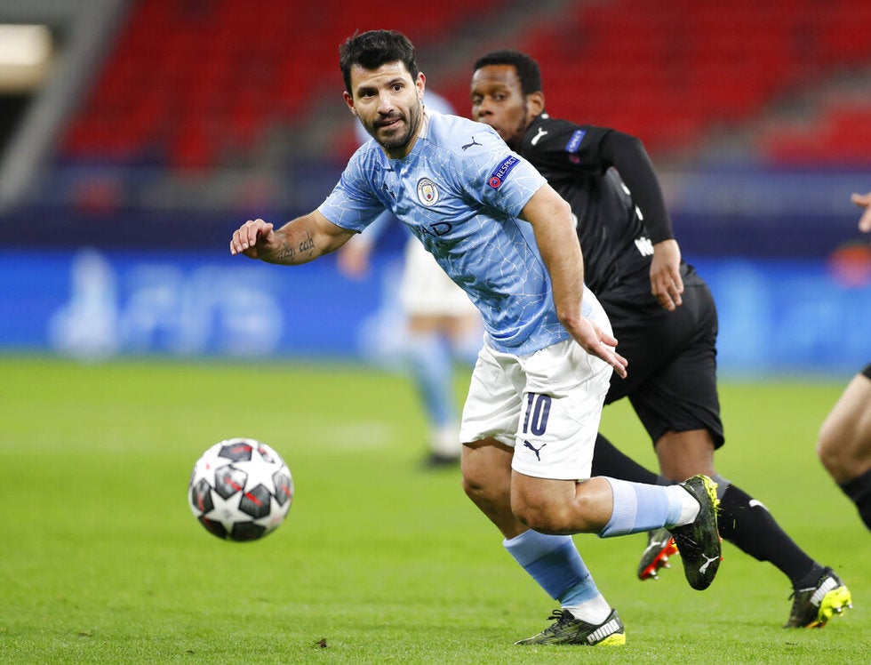 Kun Agüero enojado con sus compañeros porque no le pasan la pelota