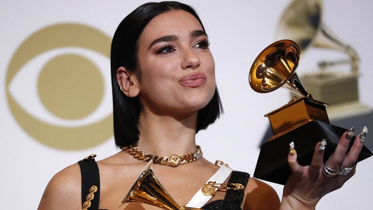 Fan se 'lanza' contra Dua Lipa en su visita a la CDMX