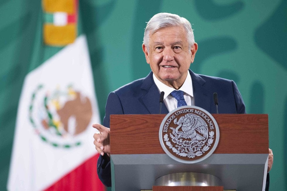 'Mi derecho está encima de cualquier reglamento': AMLO a INE