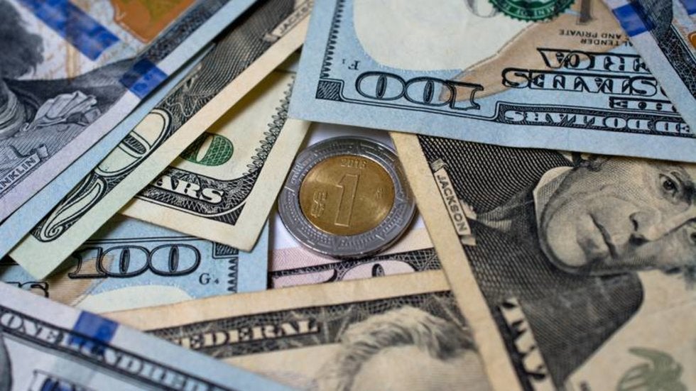 Peso se deprecia a la espera de las minutas de la Fed