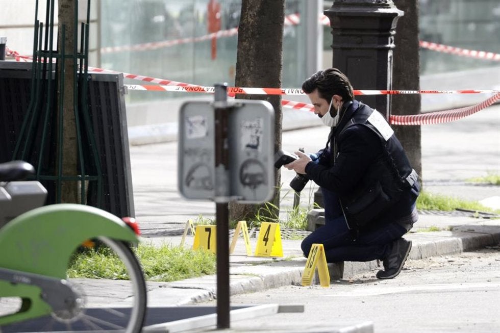 Un muerto y una herida grave en un tiroteo frente a un hospital de París