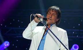 Roberto Carlos, el rey de la canción romántica cumple 80 años