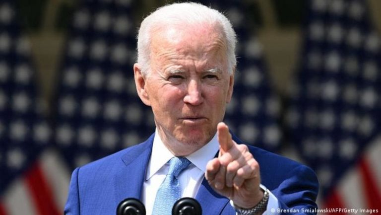 Biden eleva el salario mínimo para los contratistas federales a 15 dólares por hora